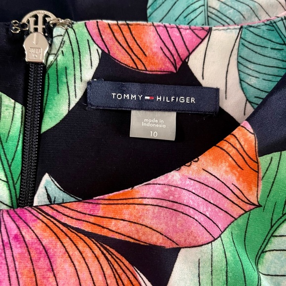 Tommy Hilfiger Navy with Vibrant Tropical Floral Pattern Dress Sz 10 Vacation - Picture 3 of 10